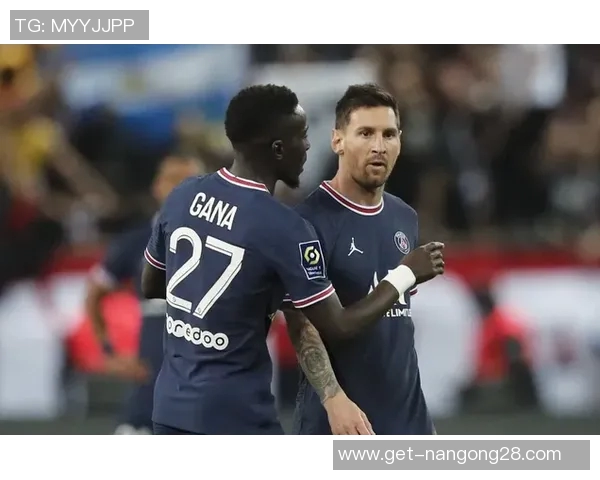 阿特罗与阿里斯的激烈对决揭示足球战术与团队合作的精彩瞬间